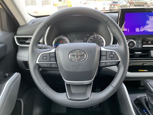 Used 2025 Toyota Highlander XLE AWD/4WD image 18