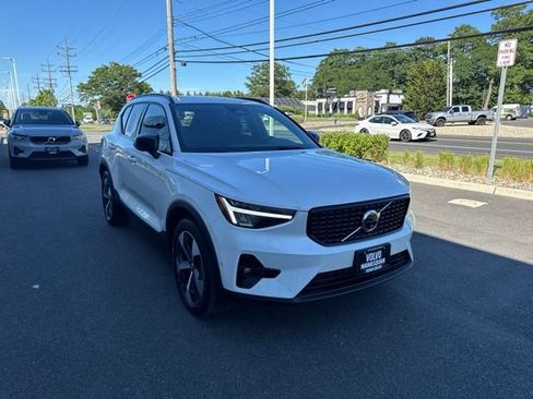 Certified 2025 Volvo XC40 B5 Plus AWD/4WD image 6