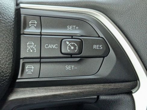 Used 2023 Jeep Grand Cherokee Limited w/ Black Appearance Package image 18