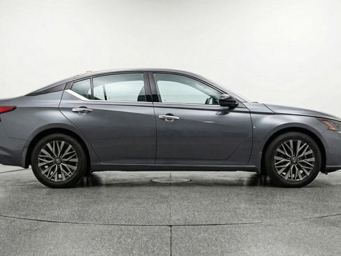 Used 2025 Nissan Altima 2.5 SV image 11