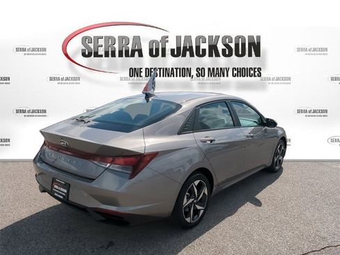 Used 2023 Hyundai Elantra SEL w/ Convenience Package image 9