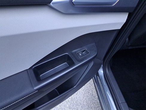 Certified 2025 Volkswagen Taos SE w/ Panoramic Sunroof Package image 18