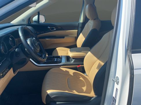 Certified 2024 Kia Carnival EX FWD image 9