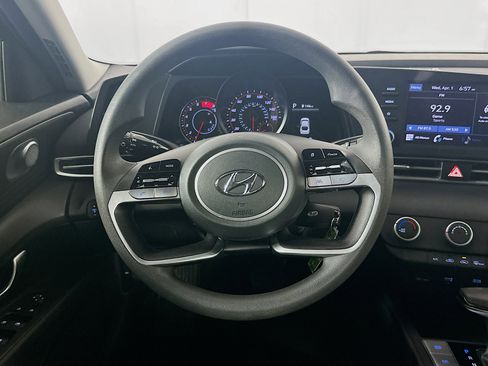 Used 2022 Hyundai Elantra SE w/ Cargo Package image 17