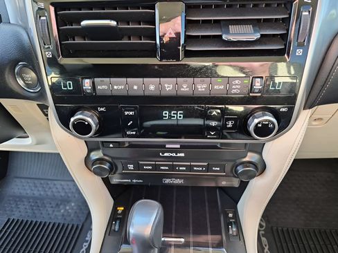 Used 2023 Lexus GX 460 Luxury w/ Sport Design Package AWD/4WD image 44