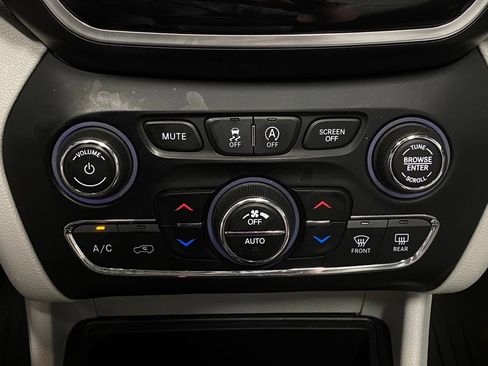 Used 2019 Jeep Cherokee Limited w/ Technology Group FWD image 25