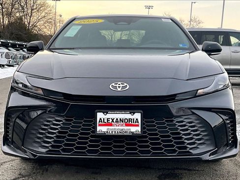 Used 2025 Toyota Camry SE image 3