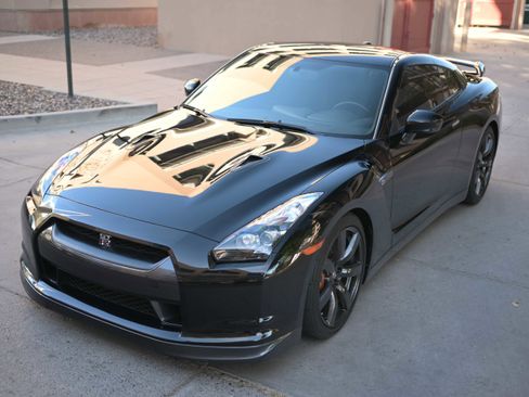Used 2010 Nissan GT-R Premium image 2