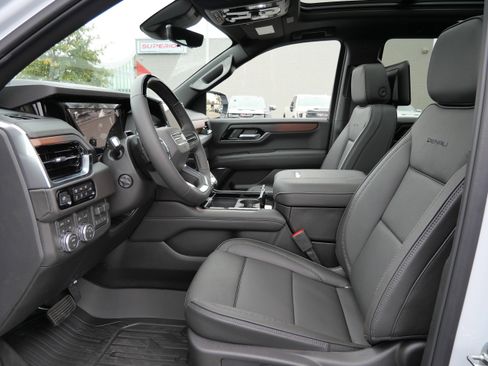 New 2026 GMC Yukon Denali w/ Denali Reserve Package image 3