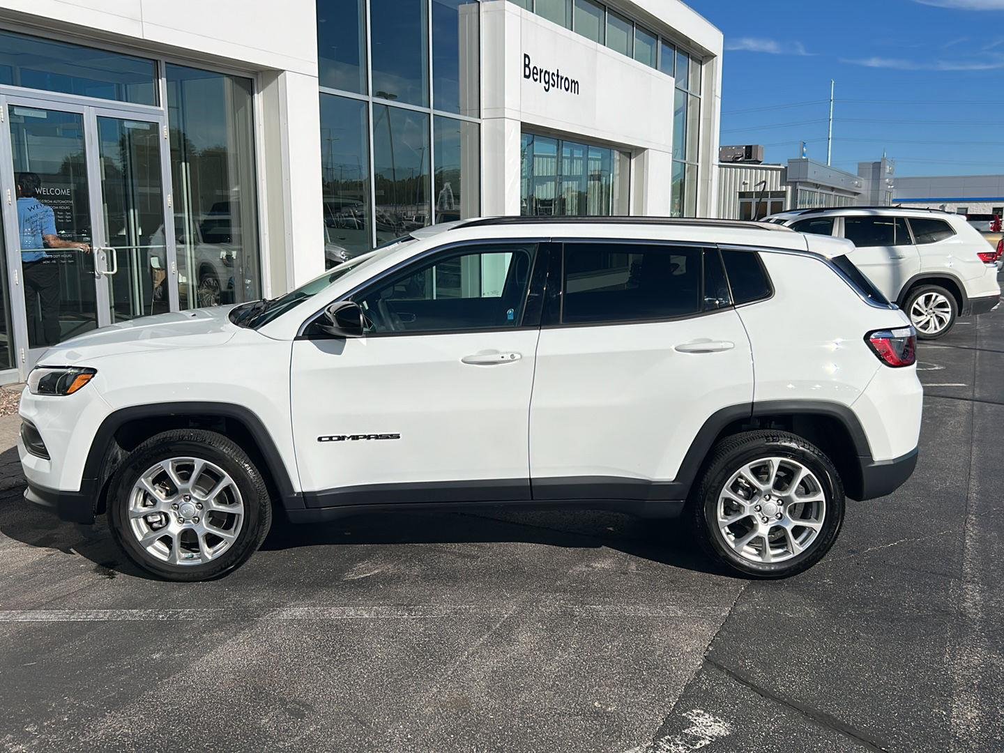 Used 2024 Jeep Compass Latitude AWD/4WD image 11