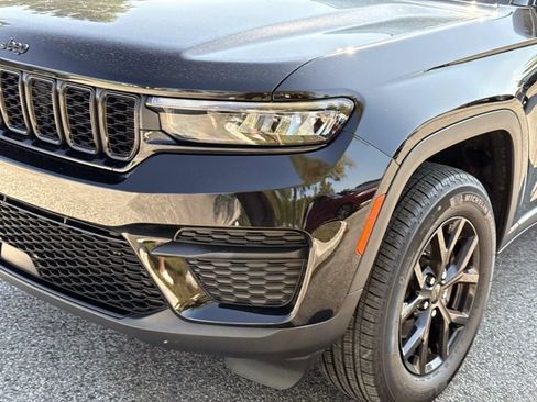 Used 2024 Jeep Grand Cherokee Altitude AWD/4WD image 9