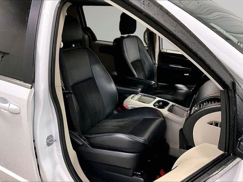 Used 2020 Dodge Grand Caravan SXT image 29