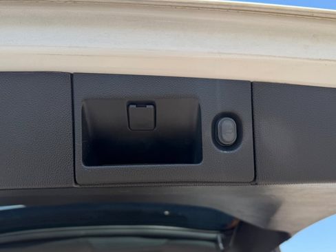 Used 2019 Cadillac Escalade ESV Luxury AWD/4WD image 10