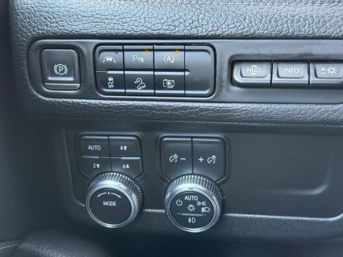 Used 2023 GMC Yukon XL Denali AWD/4WD image 31