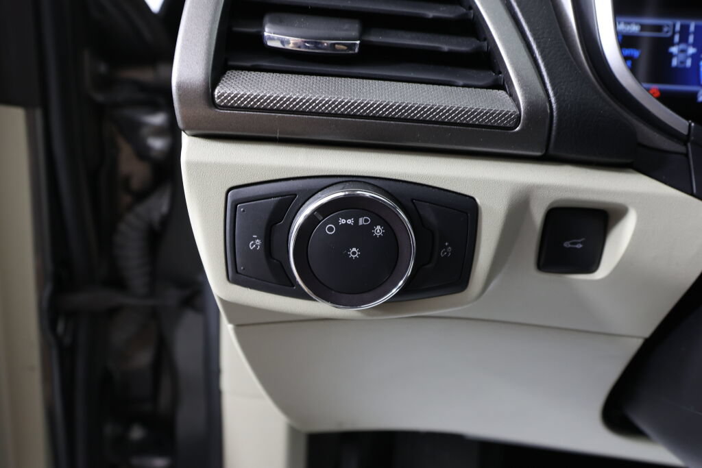 Used 2019 Ford Fusion SE FWD image 31