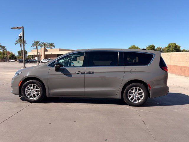 Certified 2025 Chrysler Pacifica Select FWD image 6