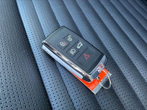 Used 2025 Land Rover Discovery Sport Dynamic SE image 14