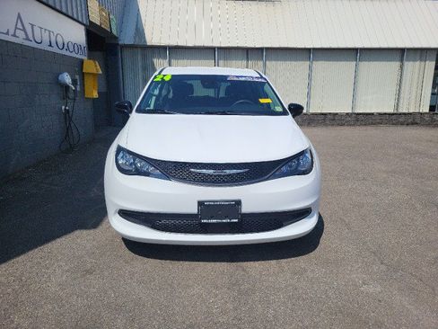 Used 2024 Chrysler Voyager LX FWD image 4
