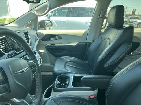 Used 2024 Chrysler Pacifica Touring-L image 11