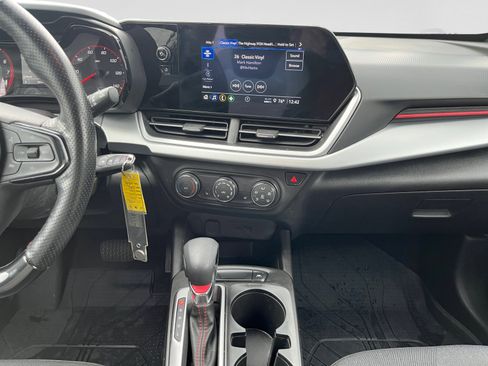 Used 2025 Chevrolet Trax RS FWD image 11