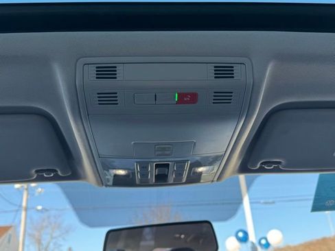 Certified 2022 Volkswagen Taos SE image 17