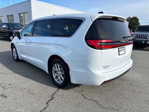 Certified 2024 Chrysler Pacifica Touring-L image 5