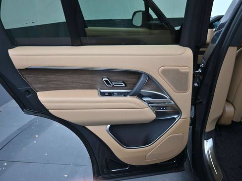 Used 2025 Land Rover Range Rover SE AWD/4WD image 18