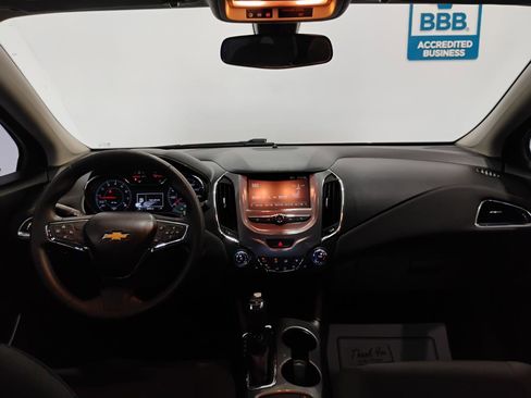 Used 2017 Chevrolet Cruze LT w/ Convenience Package FWD image 10