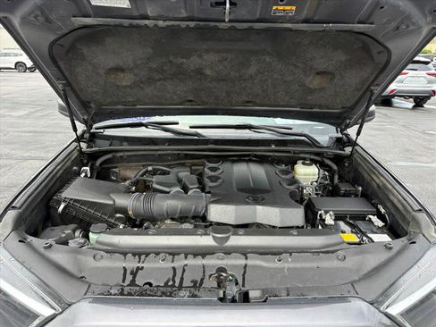 Used 2022 Toyota 4Runner TRD Off-Road AWD/4WD image 31