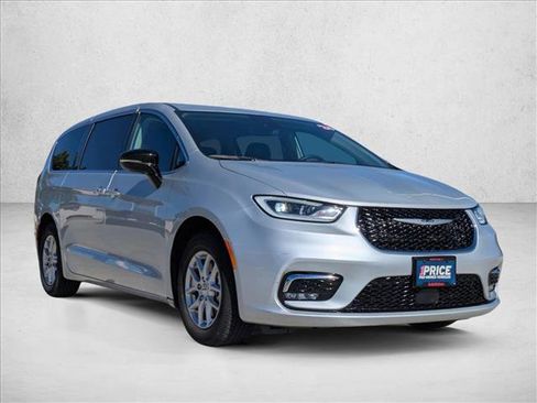 Used 2024 Chrysler Pacifica Touring-L FWD image 3