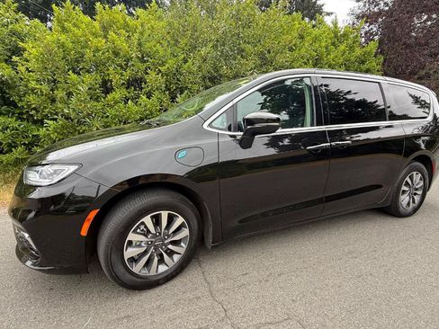 Used 2024 Chrysler Pacifica Limited FWD image 16