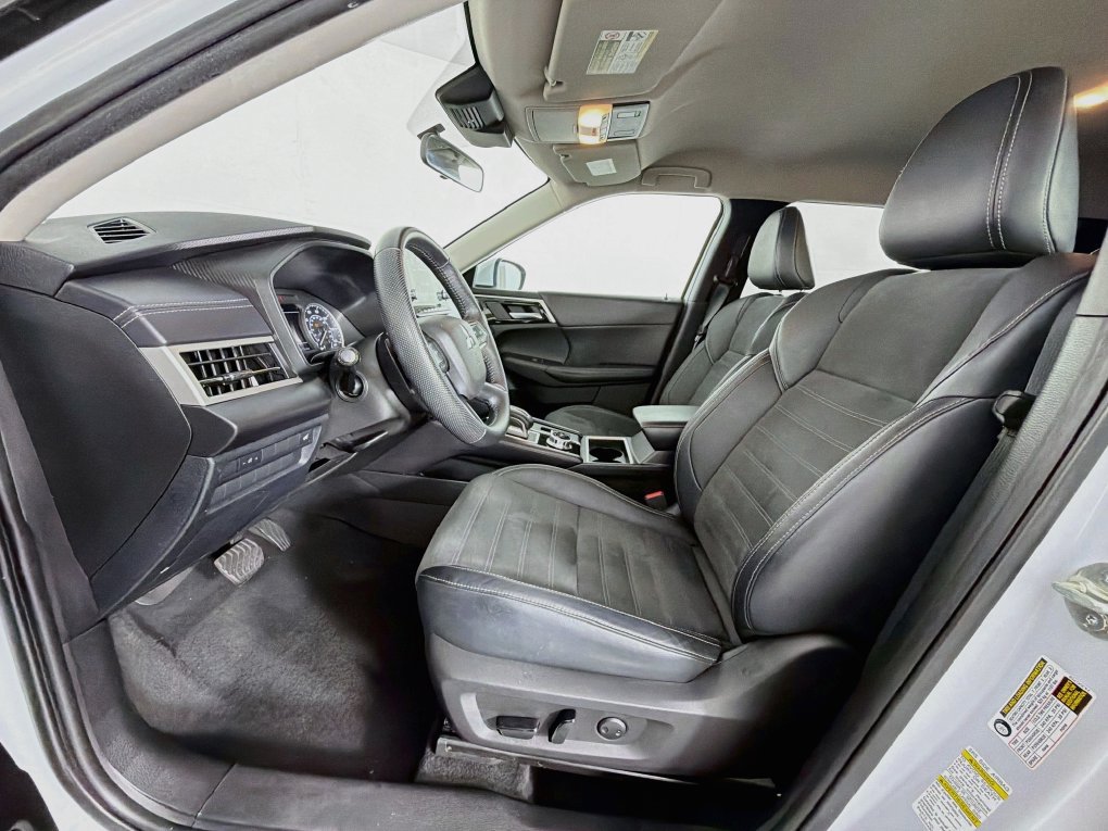 Used 2023 Mitsubishi Outlander SE FWD image 12