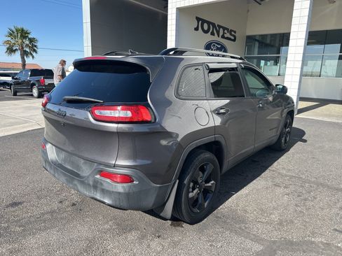 Used 2018 Jeep Cherokee Latitude w/ Altitude Package FWD image 6
