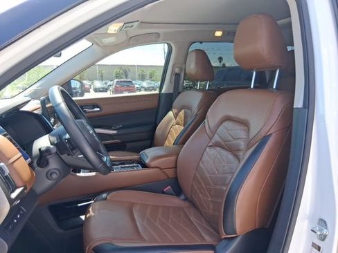 Used 2023 Nissan Pathfinder Platinum FWD image 14