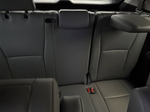 Used 2024 Toyota Highlander LE image 16