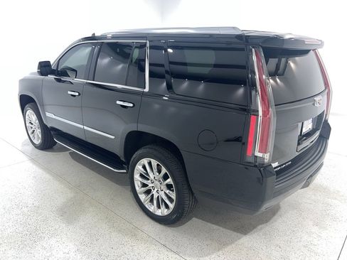 Used 2019 Cadillac Escalade Luxury image 3