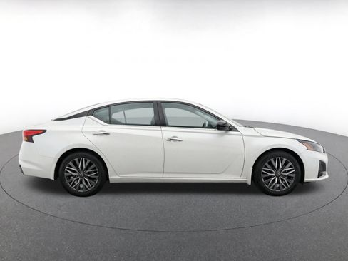 Used 2025 Nissan Altima 2.5 SV FWD image 10