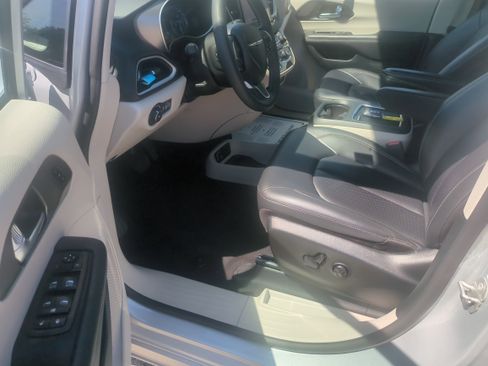 Used 2024 Chrysler Pacifica Touring-L FWD image 8