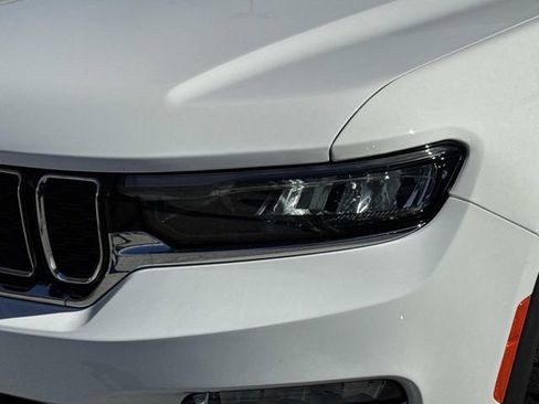 Certified 2023 Jeep Grand Cherokee Limited w/ Trailer Tow Prep Group (B) image 7