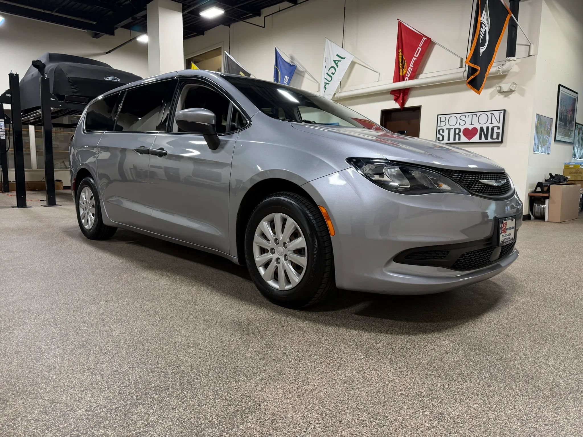 Used 2021 Chrysler Voyager L FWD image 3