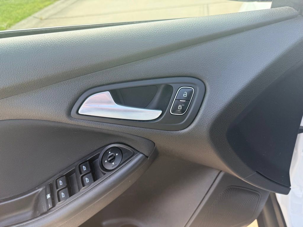 Used 2016 Ford Focus SE FWD image 17