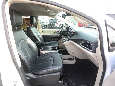 Used 2024 Chrysler Pacifica Touring-L image 20