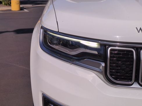 Used 2024 Jeep Wagoneer L Series III w/ Flexible Seating Group image 11