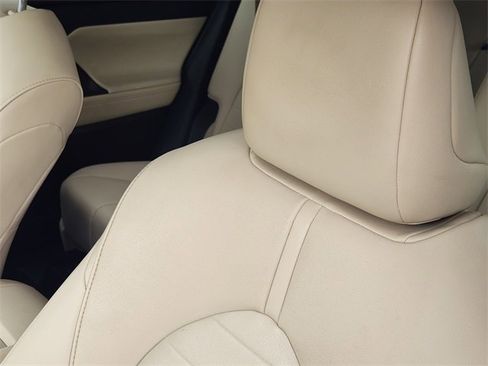 Used 2021 Toyota Highlander XLE FWD image 20