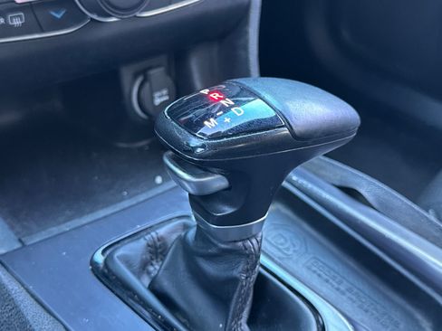 Used 2017 Dodge Charger SE w/ Blacktop Package RWD image 31