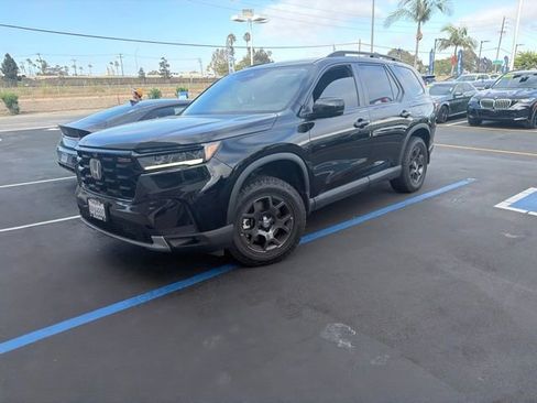 Used 2025 Honda Pilot TrailSport image 4