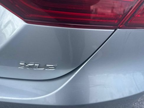 Used 2018 Toyota Camry XLE FWD image 11