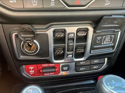 Used 2018 Jeep Wrangler Unlimited Rubicon AWD/4WD image 32