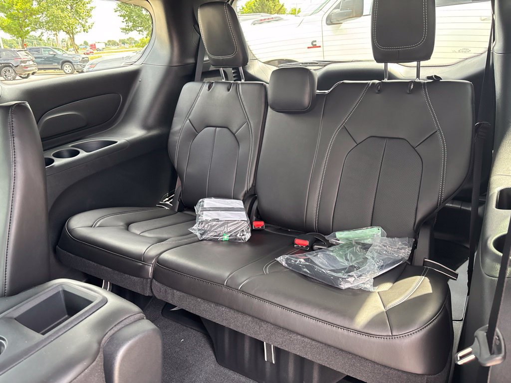 New 2027 Chrysler Pacifica Select FWD image 18