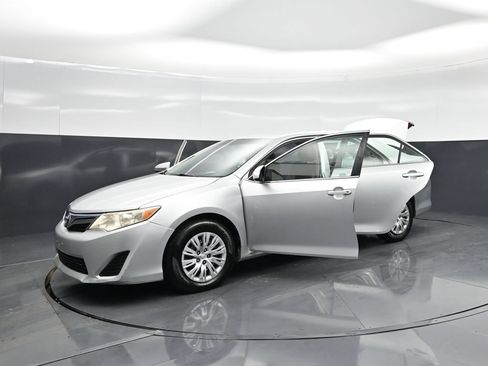 Used 2014 Toyota Camry LE FWD image 23